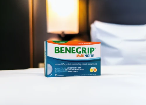 Imagem de Benegrip Multi Noite em cima de uma mesa.